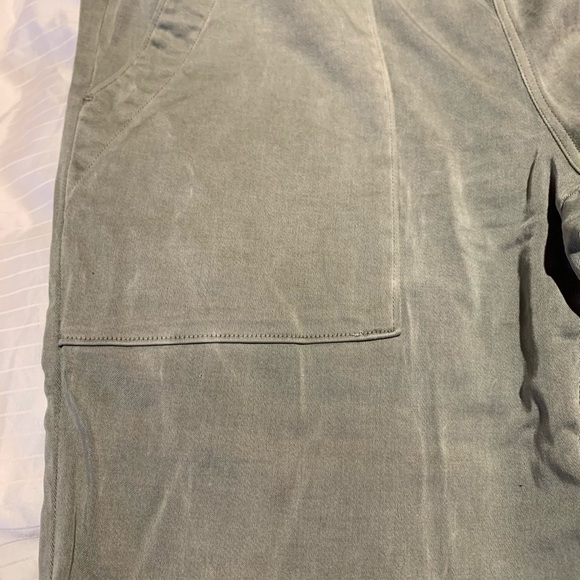 The famous Bella Dahl Pocket Joggers in Sage - Picture 4 of 5